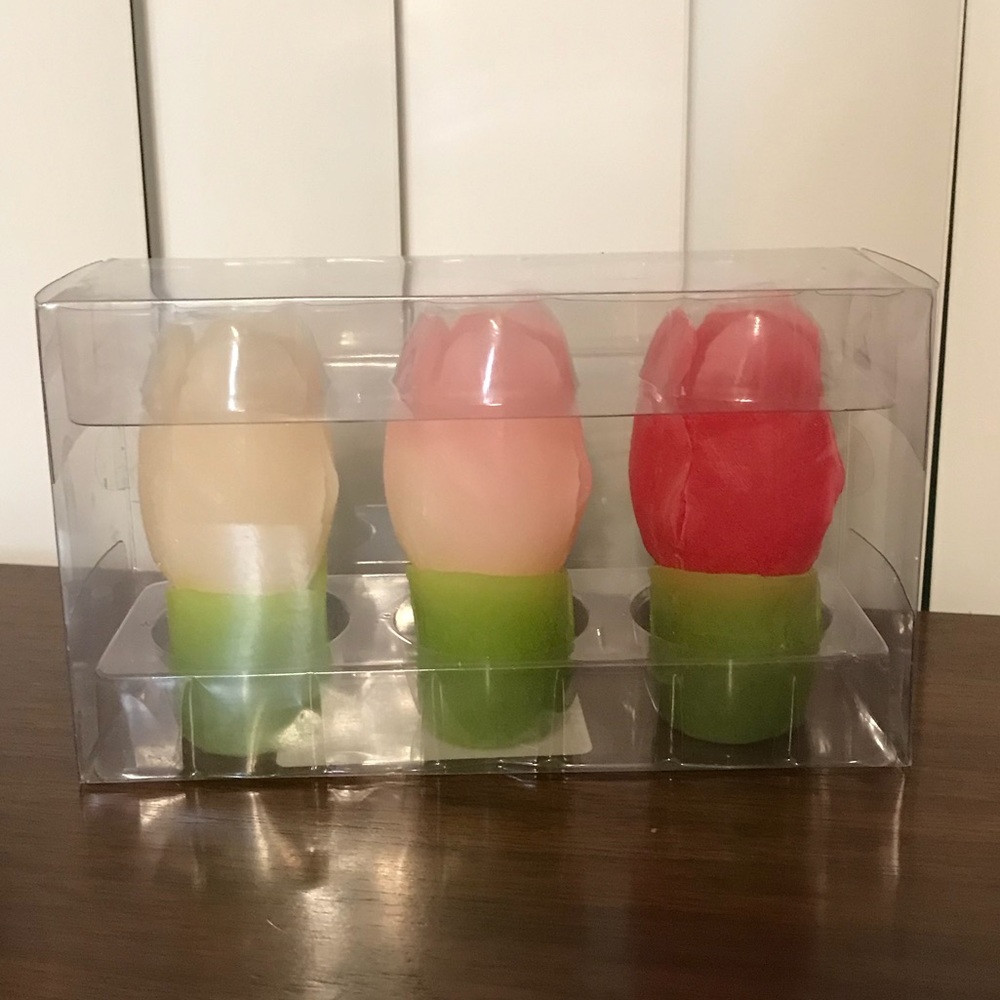 Rose-designed candles